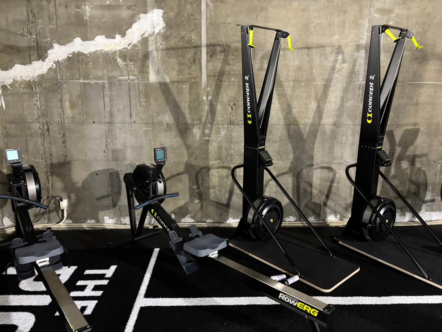 Concept2 のスキーエルゴとローイングマシンが並ぶHYROX設置器具