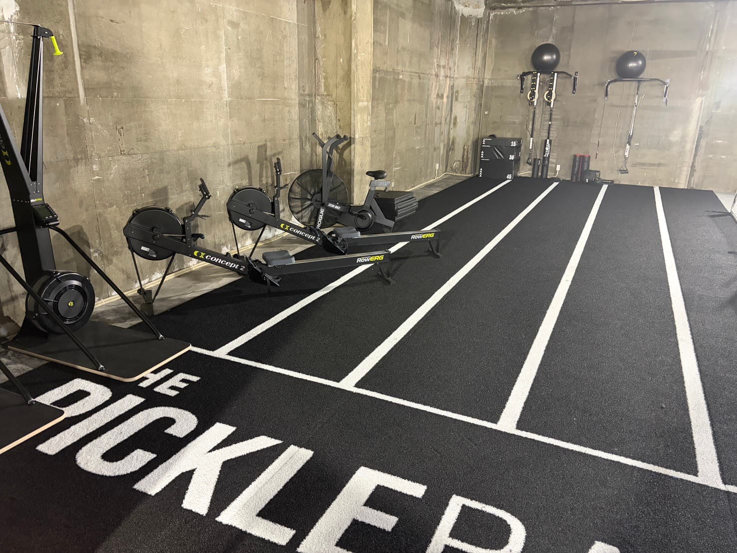 ローイングマシンやウォールボールを備えたHYROXトレーニングエリア全景